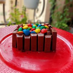 A picture of Kitkat cake/pastries.