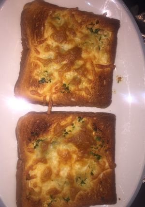 صورة لوصفة خبز بالثوم والجبن 🍞🧀