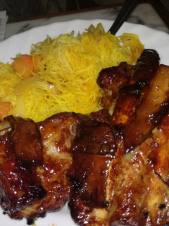 Una foto de Costilla en salsa teriyaki con fideos de arroz a mi manera