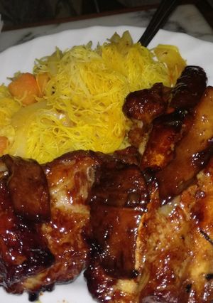 Una foto de Costilla en salsa teriyaki con fideos de arroz a mi manera