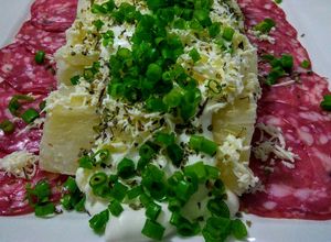Una foto de YUCA Hervida, suero costeño, queso y cebollino...!