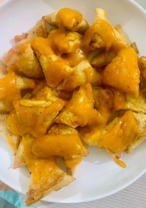 A picture of Street style aloo samosa chutney.
