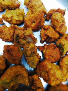 A picture of Moong dal pakode.
