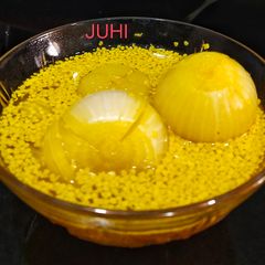 A picture of Onion Pickle In Mustard Water.