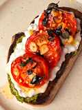 Bruschetta com pasta de abacate
