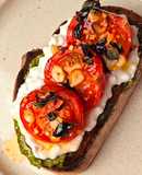 Bruschetta com pasta de abacate