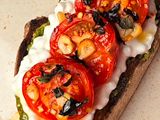 Bruschetta com pasta de abacate