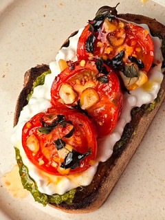 Foto de Bruschetta com pasta de abacate
