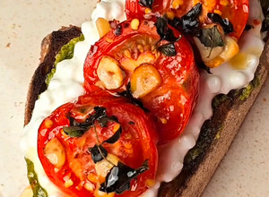 Foto de Bruschetta com pasta de abacate