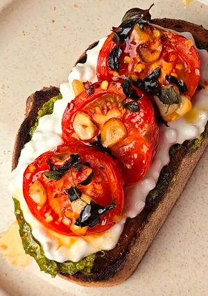 Foto de Bruschetta com pasta de abacate