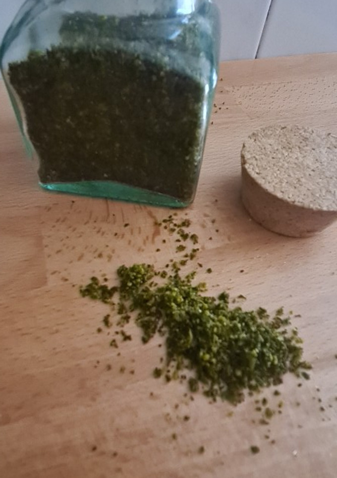 Una foto de Sazonador de kale y avellanas