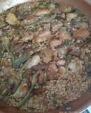 Sartén de arroz con pollo, setas y alcachofas