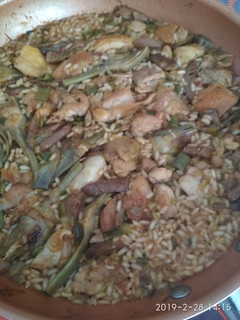Una foto de Sartén de arroz con pollo, setas y alcachofas