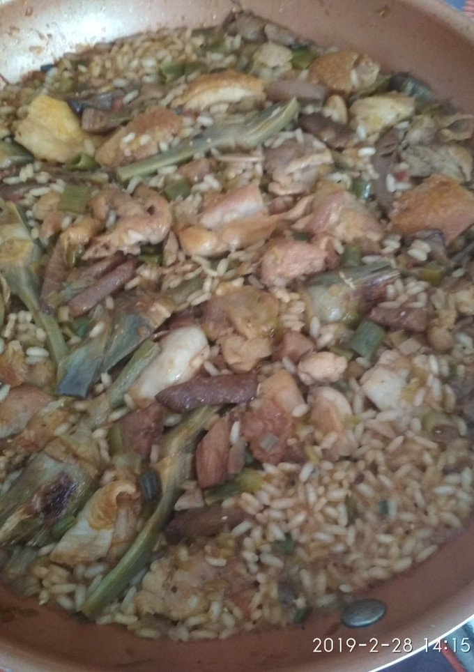 Una foto de Sartén de arroz con pollo, setas y alcachofas