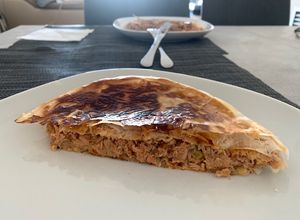 Foto principal de Empanada rápida de atún en lata con masa filo a la sartén