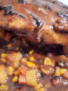 Una foto de Pechugas de Pollo con Salsa de Ostras, Naranja, P.x y Miel con Zanahorias, Manzana y Maíz al Wok