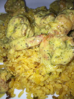 Una foto de Camarones al ajillo con salsa de coco y arroz con verduras