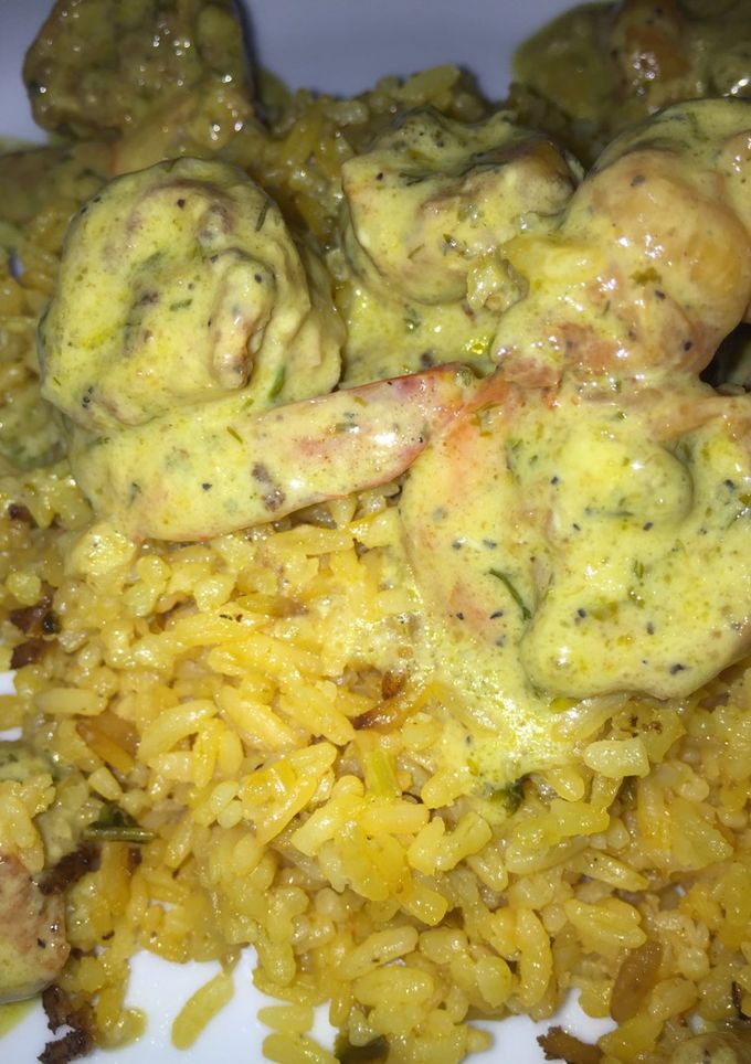 Una foto de Camarones al ajillo con salsa de coco y arroz con verduras