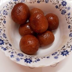 A picture of Bread Gulab Jamun.