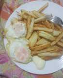Papas fritas con huevo frito
