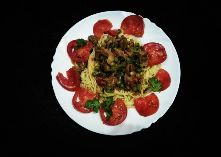 Stewed beef with green peas and spaghetti