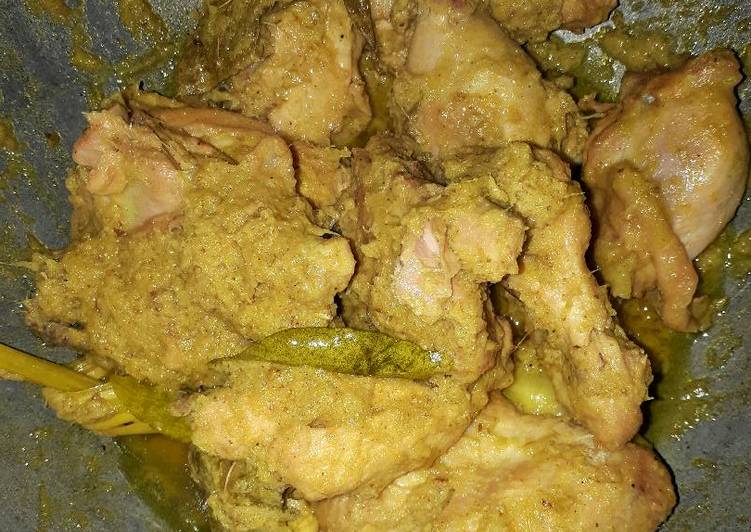 Bagaimana Menyiapkan Ayam ungkep bumbu lengkuas yang Enak