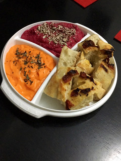 Una foto de Hummus de remolacha y mayonesa de zanahoria 🥕