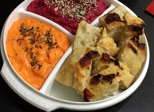 Una foto de Hummus de remolacha y mayonesa de zanahoria 🥕