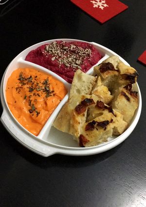 Una foto de Hummus de remolacha y mayonesa de zanahoria 🥕