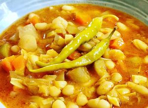 Una foto de Potaje de Alubias blancas con verduras