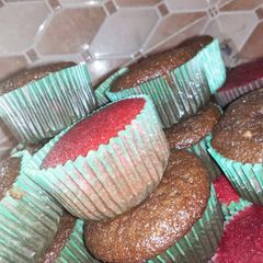 A picture of Red velvet and chocolate cupcakes.