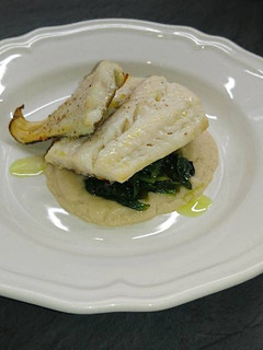 Una foto de Bacalao al horno con espinacas al wok y crema de coliflor