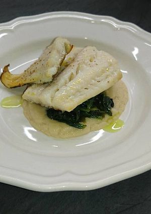 Una foto de Bacalao al horno con espinacas al wok y crema de coliflor