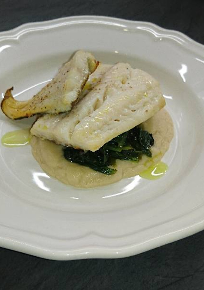 Una foto de Bacalao al horno con espinacas al wok y crema de coliflor