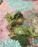 Ensalada de kale, fideos con cebolla salteada, lechuga y lentejas
