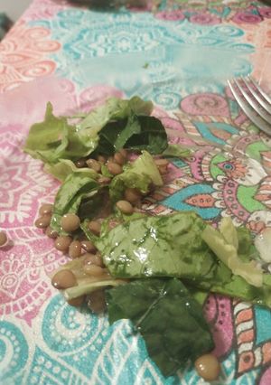 Una foto de Ensalada de kale, fideos con cebolla salteada, lechuga y lentejas
