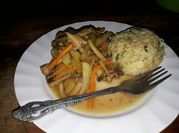 Una foto de salsa con pollo hervido