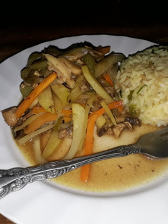 Una foto de Pollo y hongos ala Juliana con arroz encilantrado 🇸🇻