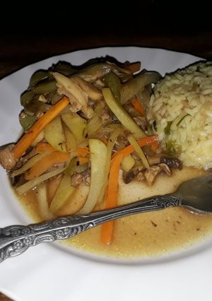 Una foto de Pollo y hongos ala Juliana con arroz encilantrado 🇸🇻