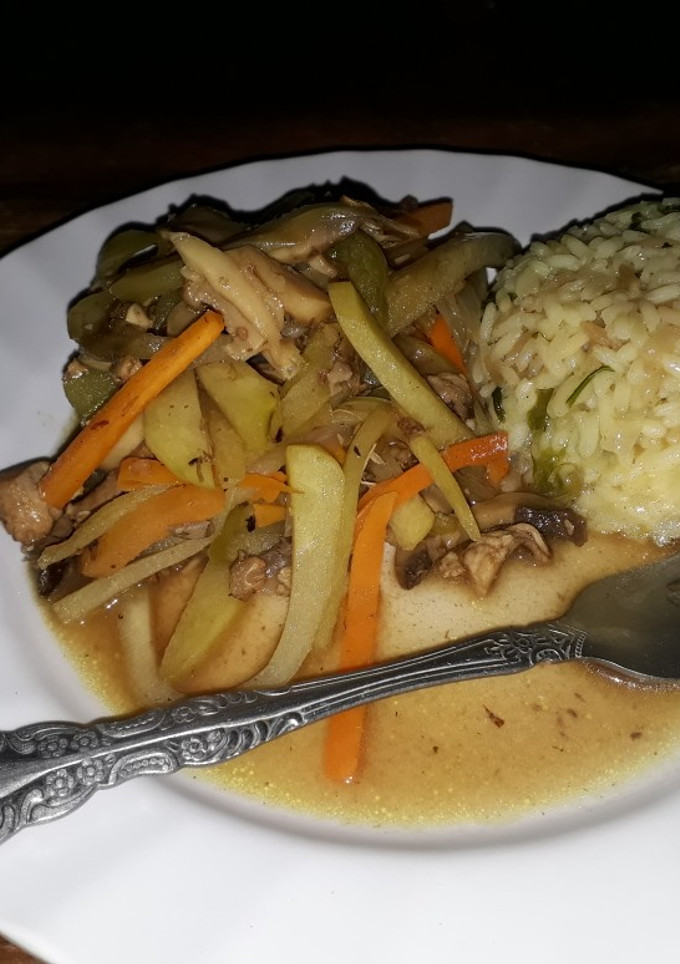 Una foto de Pollo y hongos ala Juliana con arroz encilantrado 🇸🇻
