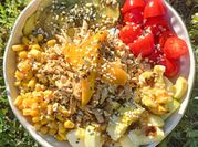 Une photo de concombre riz bowl