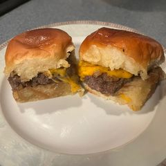 A picture of Hawaiian Roll Cheeseburger Sliders.