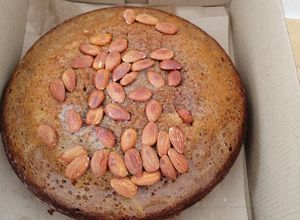 Una foto de Torta de zanahoria casera con nueces y almendras