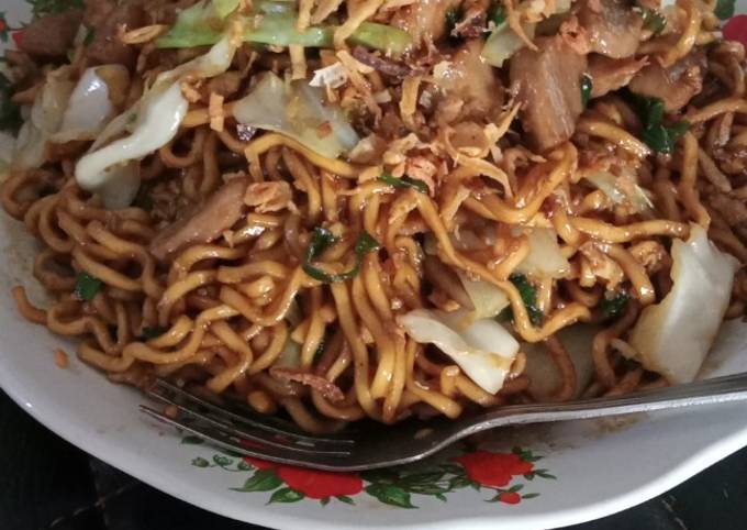 Bagaimana Menyiapkan Mie goreng telor bakso Anti Gagal