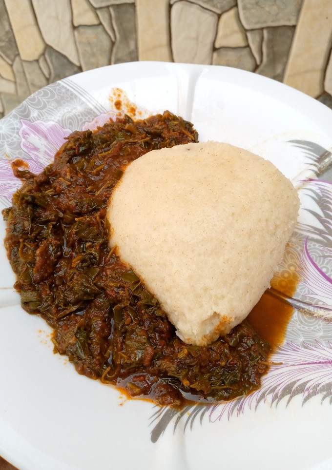 A picture of Spinach stew with tuwon semovita.