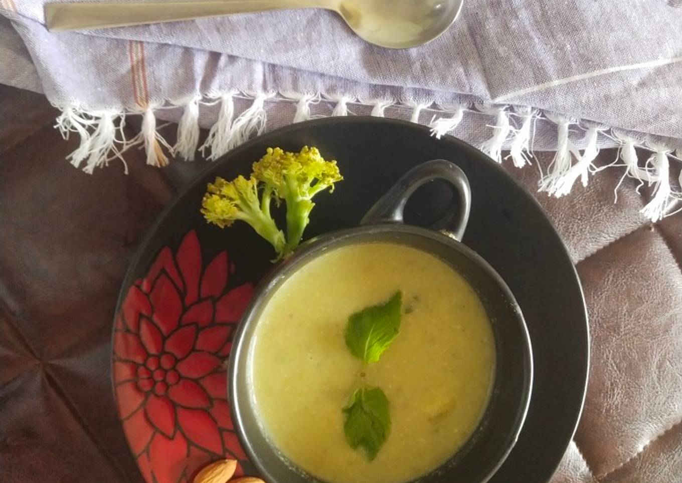 Broccoli nutty soup