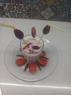 સ્ટ્રોબેરી મિલ્ક શેઇક( Strawberry Milk shake Recipe in Gujarati રેસીપી મુખ્ય ફોટો