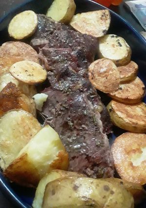 Una foto de Bifes de Asado con Papas al Horno rápido y fácil