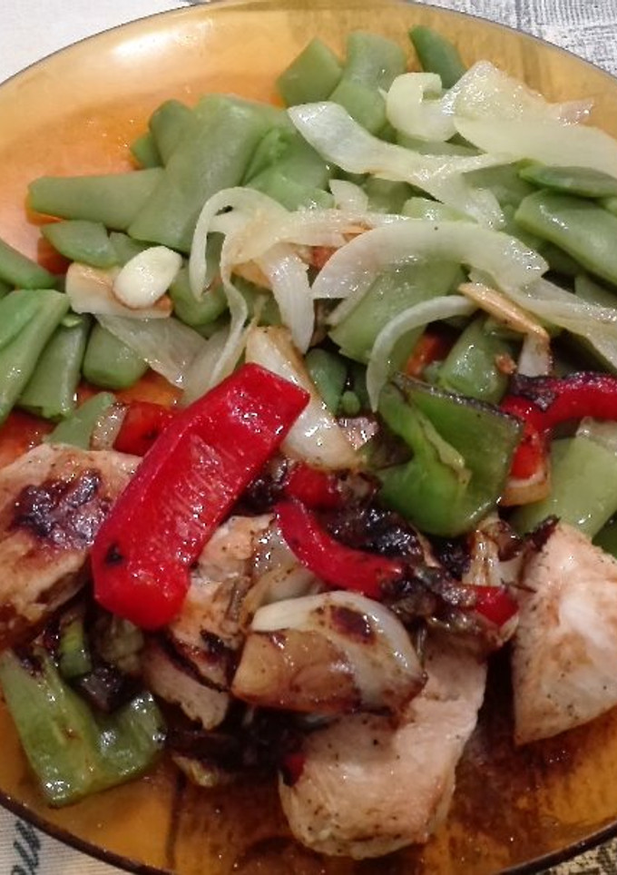 Una foto de Solomillo de pavo salteado con verduras