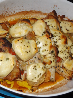 Una foto de Pechugas de pavo con patatas, bacon y queso Reblochon